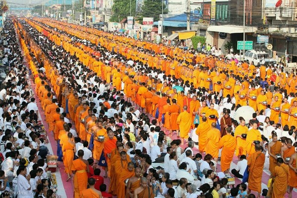 Thái Lan: Chùm ảnh 10 nghìn vị Tăng từ 9 Tỉnh thành diễu hành khất thực miền Trung