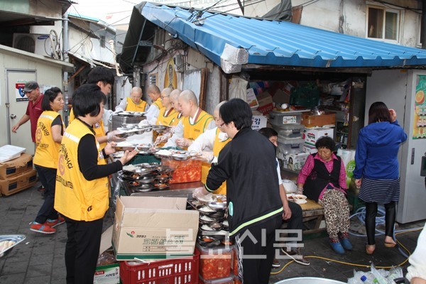 Hàn Quốc: Lãnh đạo Thiền phái Tào Khê chăm sóc những gia đình hoàn cảnh khó khăn