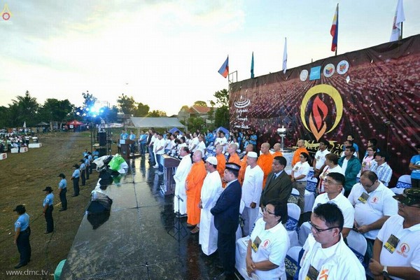 Philippines: Thiền viện Middleway, Thái Lan phối hợp với Tp Iloilo tổ chức thắp sáng hòa bình