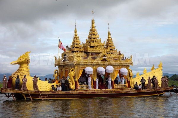 Myanmar: Chùm ảnh Lễ hội Cung nghinh tượng Phật trở về chùa Phaungtaw Oo và đua thuyền