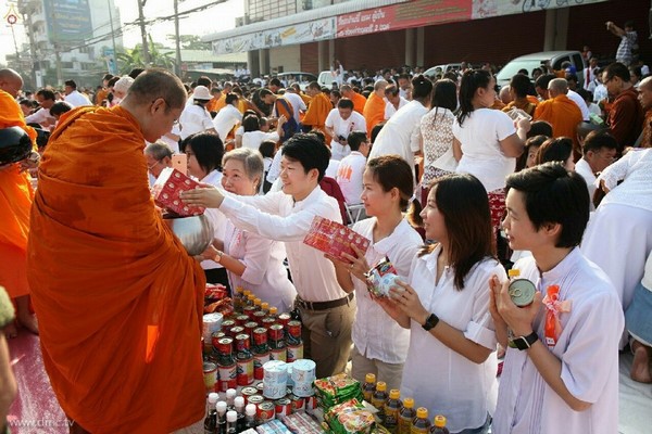 Thái Lan: Chùm ảnh 10 nghìn vị Tăng từ 9 Tỉnh thành diễu hành khất thực miền Trung