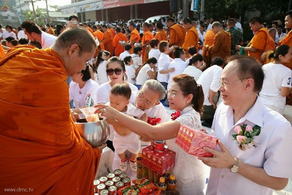 Thái Lan: Chùm ảnh 10 nghìn vị Tăng từ 9 Tỉnh thành diễu hành khất thực miền Trung