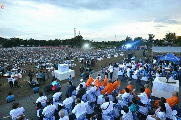 Philippines: Thiền viện Middleway, Thái Lan phối hợp với Tp Iloilo tổ chức thắp sáng hòa bình