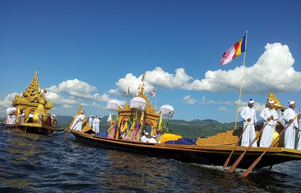 Myanmar: Chùm ảnh Lễ hội Cung nghinh tượng Phật trở về chùa Phaungtaw Oo và đua thuyền