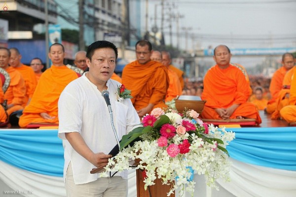 Thái Lan: Chùm ảnh 10 nghìn vị Tăng từ 9 Tỉnh thành diễu hành khất thực miền Trung