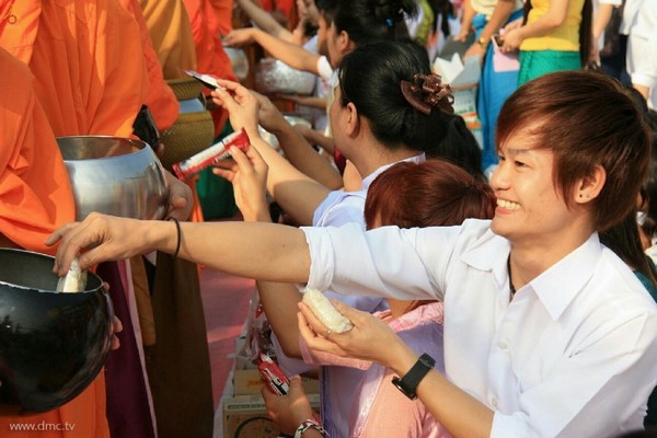 Thái Lan: Chùm ảnh 10 nghìn vị Tăng từ 9 Tỉnh thành diễu hành khất thực miền Trung