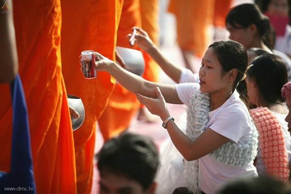 Thái Lan: Chùm ảnh 10 nghìn vị Tăng từ 9 Tỉnh thành diễu hành khất thực miền Trung