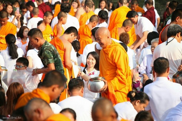 Thái Lan: Chùm ảnh 10 nghìn vị Tăng từ 9 Tỉnh thành diễu hành khất thực miền Trung