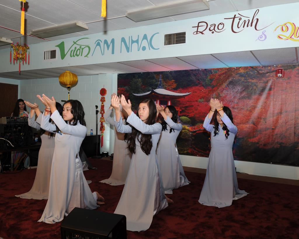 Đêm đốt nến cầu nguyện chủ đề “Hoài niệm về Mẹ”tại chùa Phước Hậu, tiểu bang Wisconsin, Hoa Kỳ.