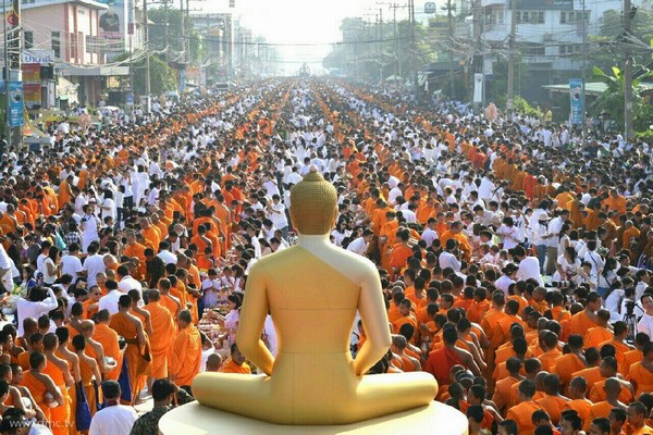 Thái Lan: Chùm ảnh 10 nghìn vị Tăng từ 9 Tỉnh thành diễu hành khất thực miền Trung