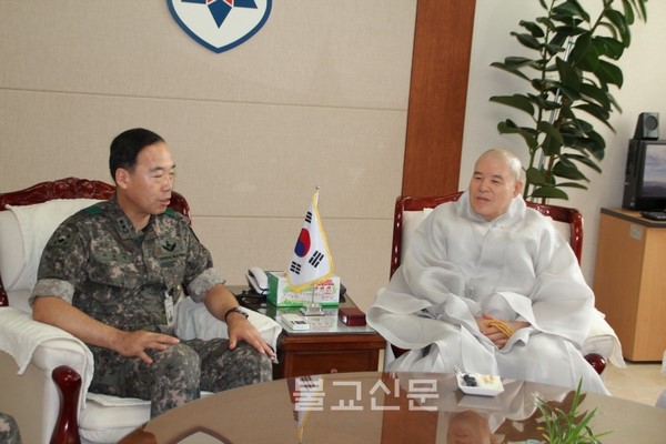 Hàn Quốc: Thiền phái Tào Khê tặng Thư viện Cafe sách cho Quân nhân