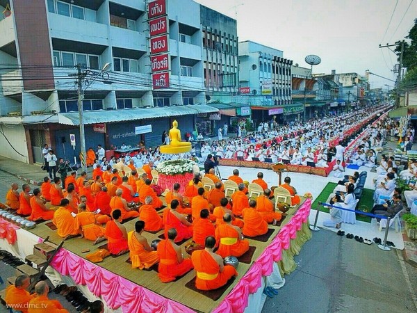 Thái Lan: Chùm ảnh hàng nghìn chư Tăng kinh hành khất thực tại Chiang Mai