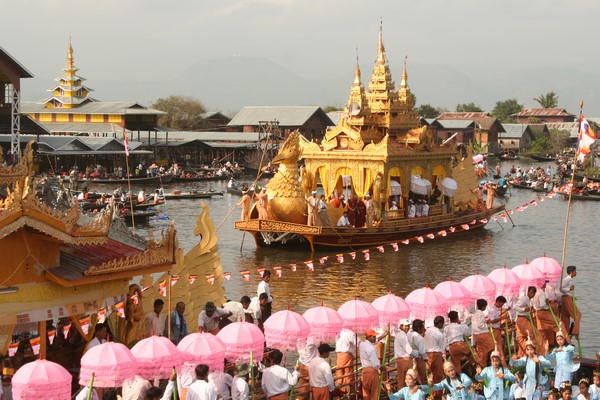 Myanmar: Chùm ảnh Lễ hội Cung nghinh tượng Phật trở về chùa Phaungtaw Oo và đua thuyền