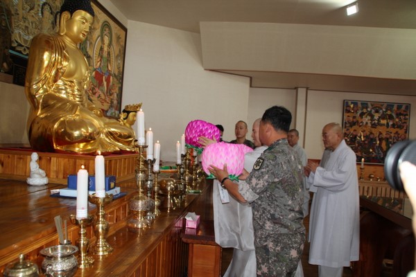 Hàn Quốc: Thiền phái Tào Khê tặng Thư viện Cafe sách cho Quân nhân