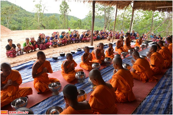 Thái Lan: Chùm ảnh Thanh thiếu niên xuất gia chúc Thọ đức Vua Bhumibol Adulyadej 87 tuổi