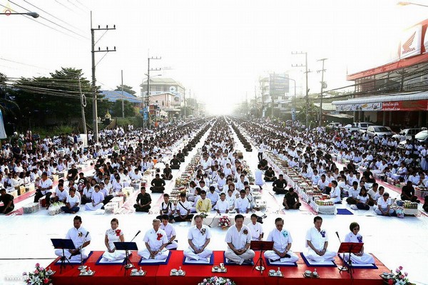 Thái Lan: Chùm ảnh 10 nghìn vị Tăng từ 9 Tỉnh thành diễu hành khất thực miền Trung