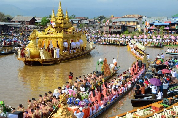 Myanmar: Chùm ảnh Lễ hội Cung nghinh tượng Phật trở về chùa Phaungtaw Oo và đua thuyền
