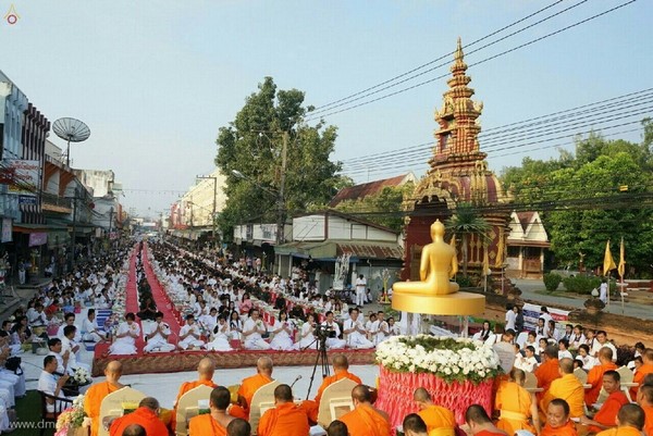 Thái Lan: Chùm ảnh hàng nghìn chư Tăng kinh hành khất thực tại Chiang Mai