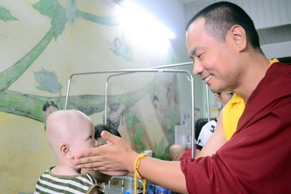 Lạt ma Ấn Độ tham gia hiến máu dành tặng các bệnh nhân nhi