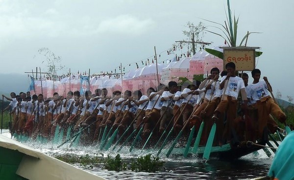 Myanmar: Chùm ảnh Lễ hội Cung nghinh tượng Phật trở về chùa Phaungtaw Oo và đua thuyền