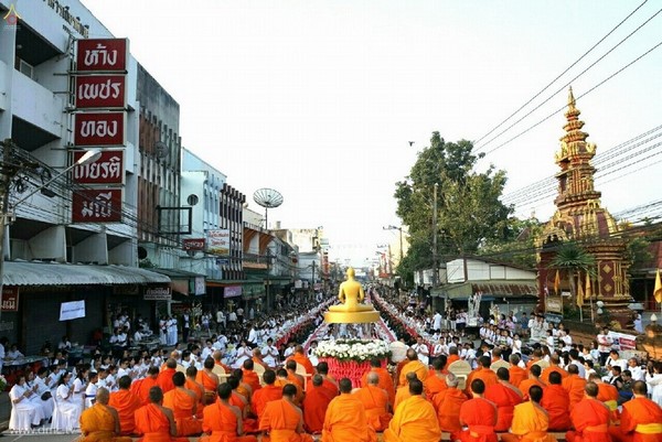 Thái Lan: Chùm ảnh hàng nghìn chư Tăng kinh hành khất thực tại Chiang Mai