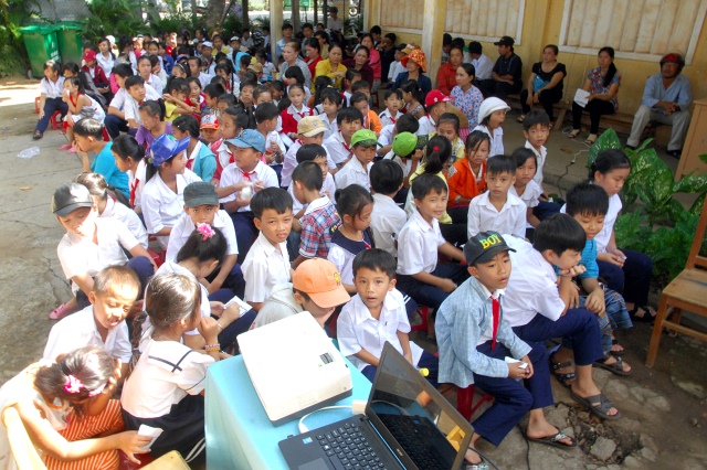 Quỹ Đạo Phật Ngày Nay khánh thành “Nhịp cầu yêu thương 4” và trao quà từ thiện tại Bến Tre