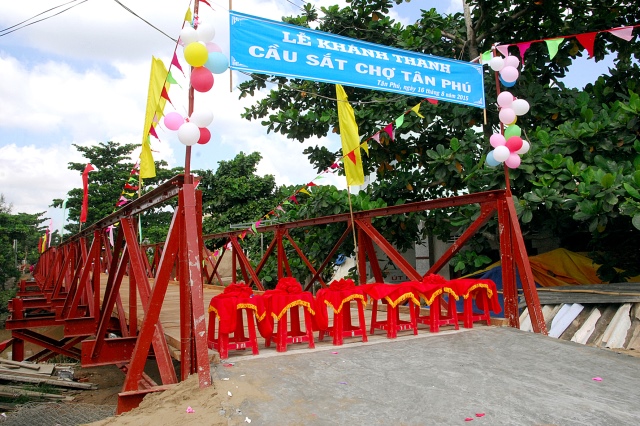 Quỹ Đạo Phật Ngày Nay khánh thành “Nhịp cầu yêu thương 4” và trao quà từ thiện tại Bến Tre