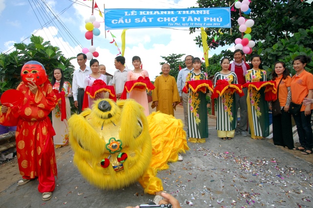 Quỹ Đạo Phật Ngày Nay khánh thành “Nhịp cầu yêu thương 4” và trao quà từ thiện tại Bến Tre