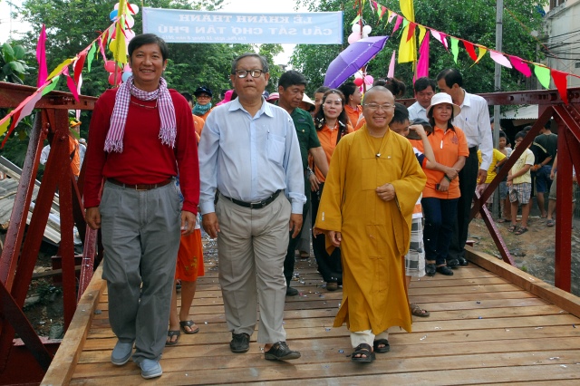 Quỹ Đạo Phật Ngày Nay khánh thành “Nhịp cầu yêu thương 4” và trao quà từ thiện tại Bến Tre