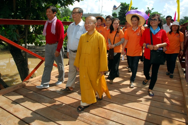 Quỹ Đạo Phật Ngày Nay khánh thành “Nhịp cầu yêu thương 4” và trao quà từ thiện tại Bến Tre