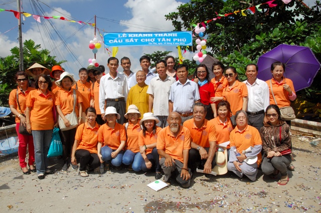 Quỹ Đạo Phật Ngày Nay khánh thành “Nhịp cầu yêu thương 4” và trao quà từ thiện tại Bến Tre