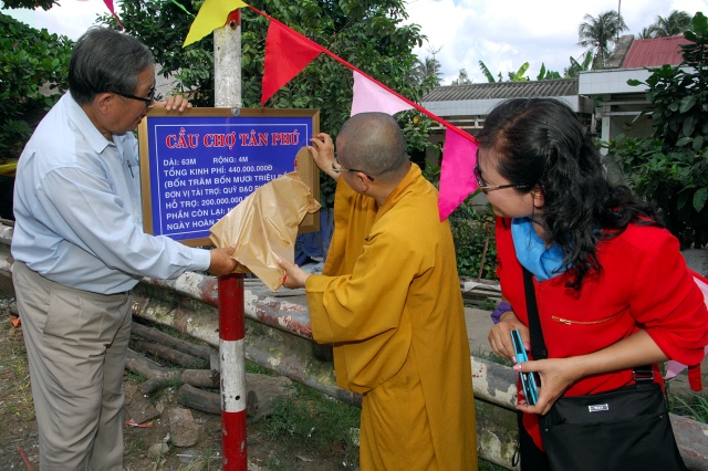 Quỹ Đạo Phật Ngày Nay khánh thành “Nhịp cầu yêu thương 4” và trao quà từ thiện tại Bến Tre
