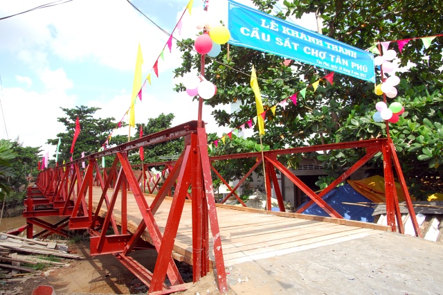 Quỹ Đạo Phật Ngày Nay khánh thành “Nhịp cầu yêu thương 4” và trao quà từ thiện tại Bến Tre