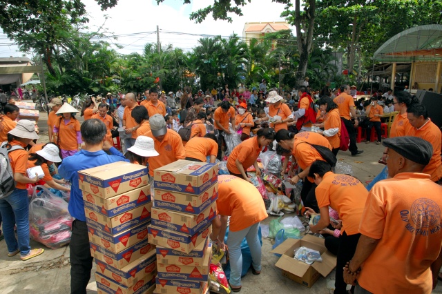 Quỹ Đạo Phật Ngày Nay khánh thành “Nhịp cầu yêu thương 4” và trao quà từ thiện tại Bến Tre