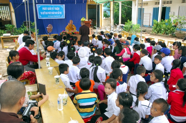 Quỹ Đạo Phật Ngày Nay khánh thành “Nhịp cầu yêu thương 4” và trao quà từ thiện tại Bến Tre
