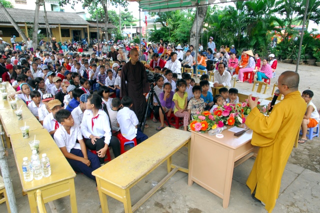 Quỹ Đạo Phật Ngày Nay khánh thành “Nhịp cầu yêu thương 4” và trao quà từ thiện tại Bến Tre