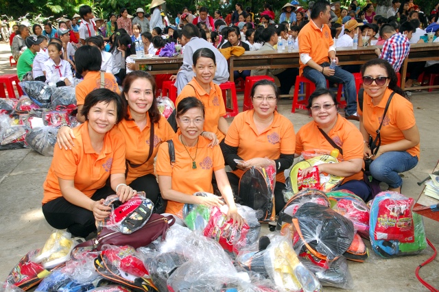 Quỹ Đạo Phật Ngày Nay khánh thành “Nhịp cầu yêu thương 4” và trao quà từ thiện tại Bến Tre