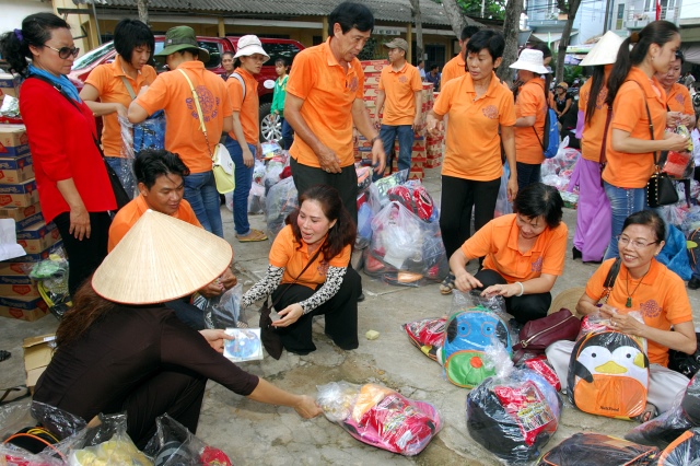 Quỹ Đạo Phật Ngày Nay khánh thành “Nhịp cầu yêu thương 4” và trao quà từ thiện tại Bến Tre