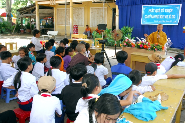 Quỹ Đạo Phật Ngày Nay khánh thành “Nhịp cầu yêu thương 4” và trao quà từ thiện tại Bến Tre