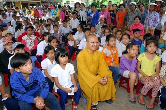 Quỹ Đạo Phật Ngày Nay khánh thành “Nhịp cầu yêu thương 4” và trao quà từ thiện tại Bến Tre