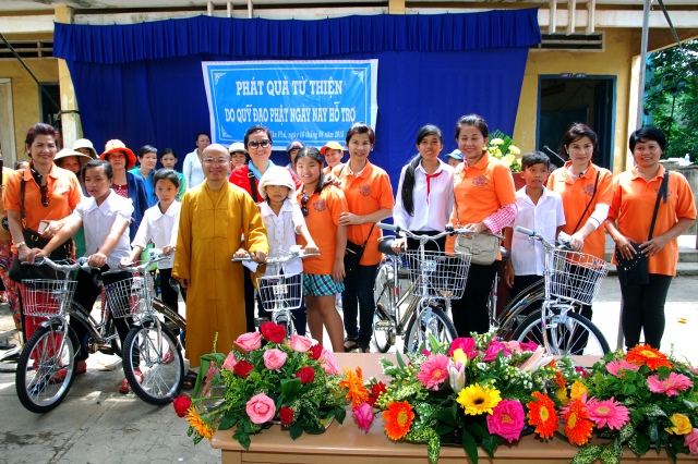 Quỹ Đạo Phật Ngày Nay khánh thành “Nhịp cầu yêu thương 4” và trao quà từ thiện tại Bến Tre