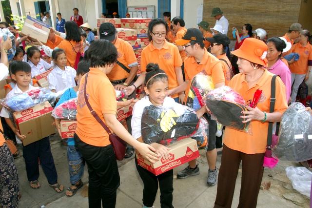 Quỹ Đạo Phật Ngày Nay khánh thành “Nhịp cầu yêu thương 4” và trao quà từ thiện tại Bến Tre