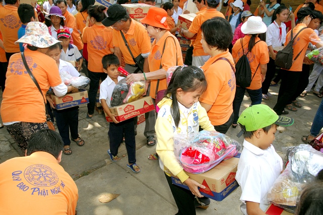 Quỹ Đạo Phật Ngày Nay khánh thành “Nhịp cầu yêu thương 4” và trao quà từ thiện tại Bến Tre