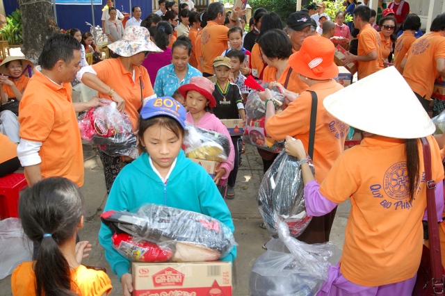 Quỹ Đạo Phật Ngày Nay khánh thành “Nhịp cầu yêu thương 4” và trao quà từ thiện tại Bến Tre