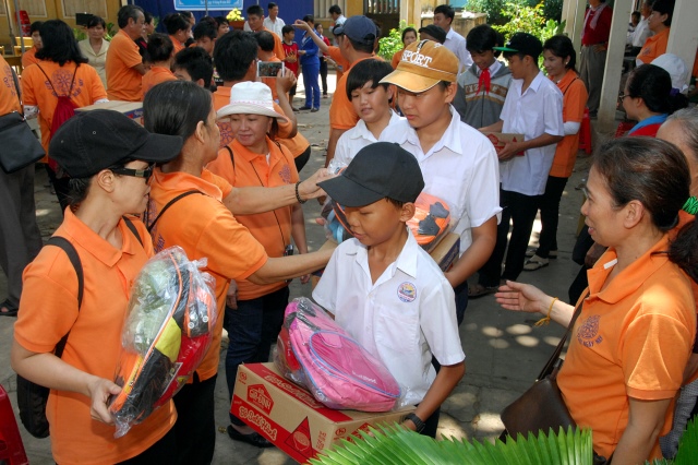 Quỹ Đạo Phật Ngày Nay khánh thành “Nhịp cầu yêu thương 4” và trao quà từ thiện tại Bến Tre
