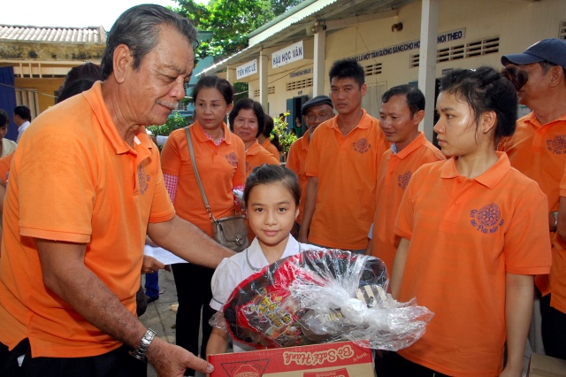 Quỹ Đạo Phật Ngày Nay khánh thành “Nhịp cầu yêu thương 4” và trao quà từ thiện tại Bến Tre