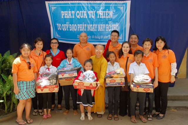 Quỹ Đạo Phật Ngày Nay khánh thành “Nhịp cầu yêu thương 4” và trao quà từ thiện tại Bến Tre
