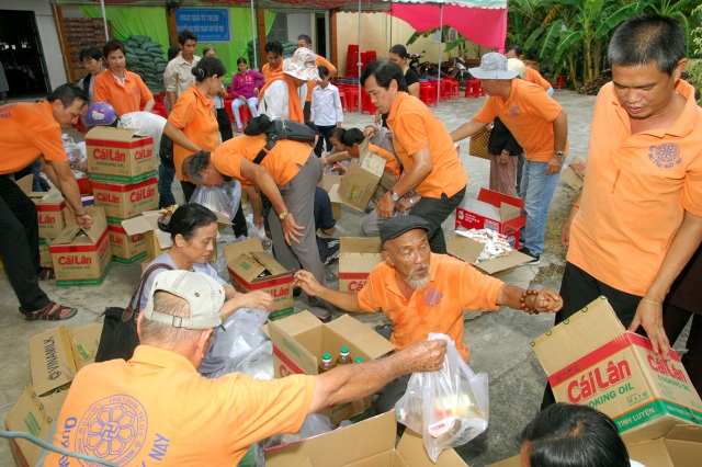 Quỹ Đạo Phật Ngày Nay khánh thành “Nhịp cầu yêu thương 4” và trao quà từ thiện tại Bến Tre