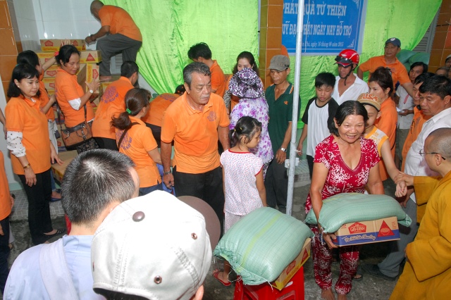 Quỹ Đạo Phật Ngày Nay khánh thành “Nhịp cầu yêu thương 4” và trao quà từ thiện tại Bến Tre