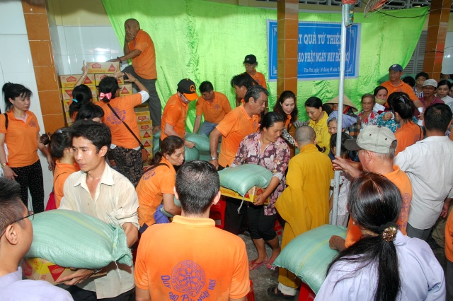 Quỹ Đạo Phật Ngày Nay khánh thành “Nhịp cầu yêu thương 4” và trao quà từ thiện tại Bến Tre